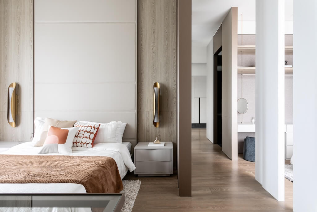 臥室訂製衣櫃與走道動線規劃，保留舒適活動空間的室內設計。