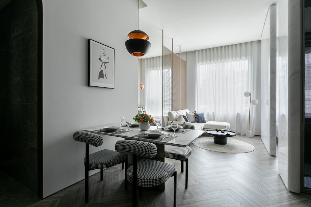 開放式餐廳與客廳空間，搭配訂製餐桌與軟裝，營造現代簡約感
