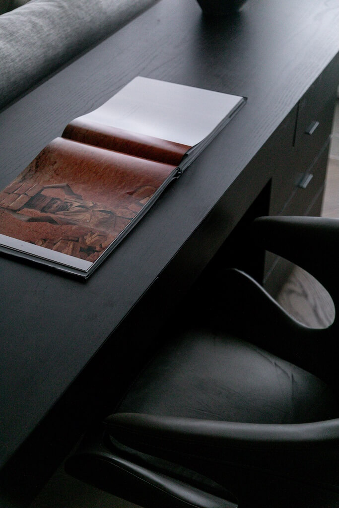 以實木皮層板與櫃體呈現自然紋理與柔和氛圍。