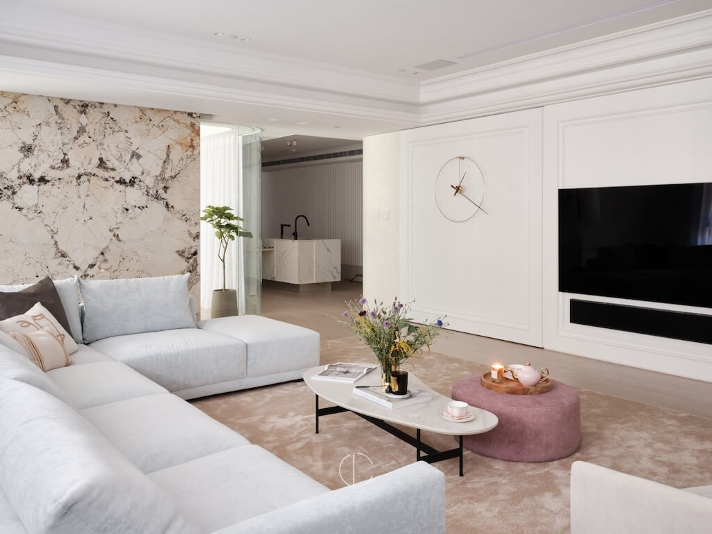 現代簡約風客廳訂製傢俱，結合大理石牆面與整體收納設計，展現高品質居家氛圍。