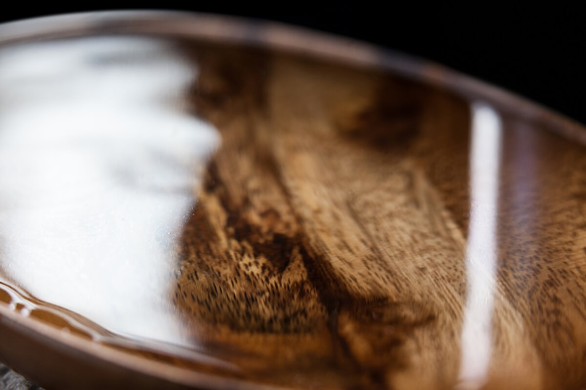 業示範訂製傢俱清潔技巧，包含實木護油與微纖維布擦拭細節。